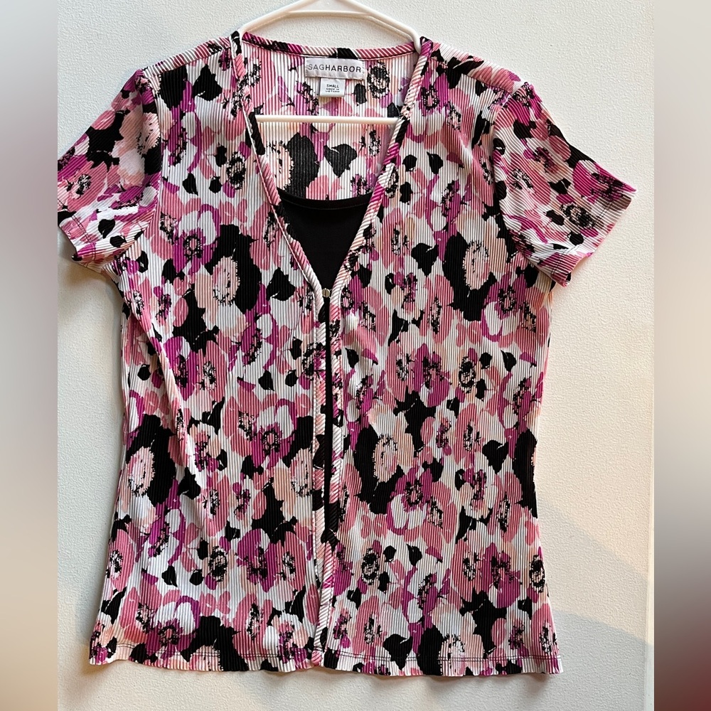Sag Harbor Pink and Black Floral Short Sleeve Top